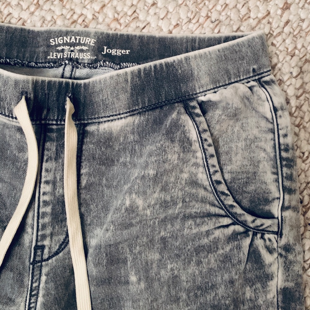 Levi jogger Size 4 or 27